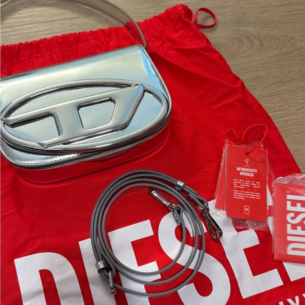 Diesel 1DR Shoulder Bag in Silver - Picture 10 of 11